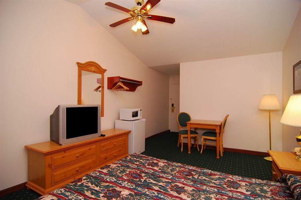 Econo Lodge Inn & Suites Eau Claire Exterior photo