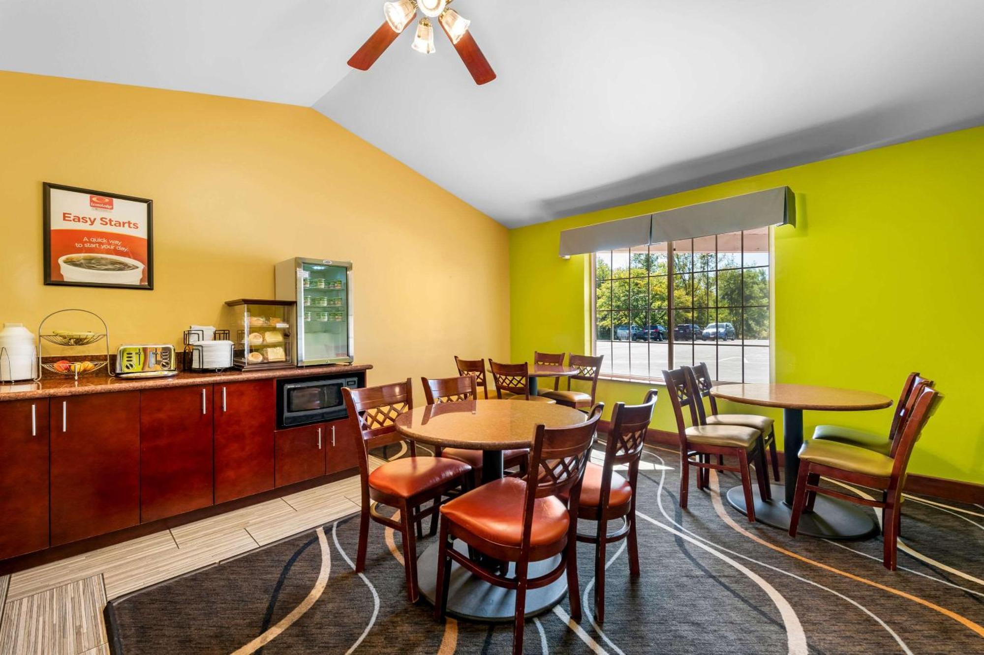 Econo Lodge Inn & Suites Eau Claire Exterior photo