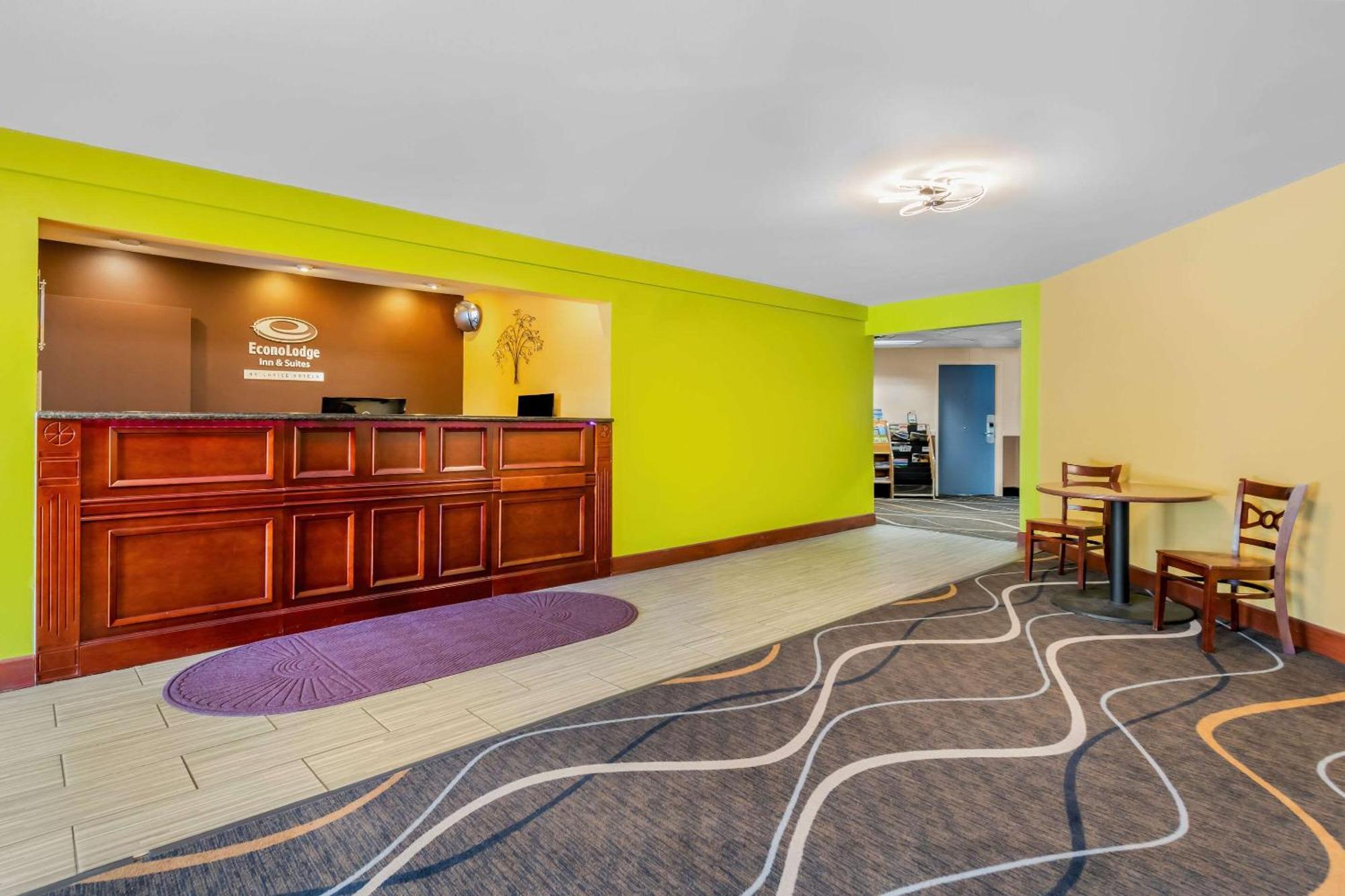 Econo Lodge Inn & Suites Eau Claire Exterior photo