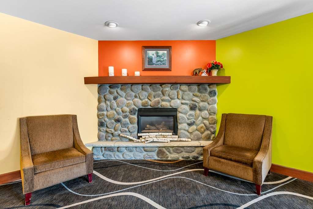 Econo Lodge Inn & Suites Eau Claire Interior photo