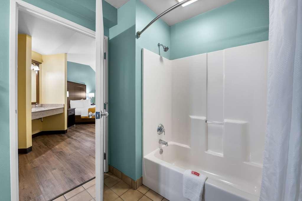 Econo Lodge Inn & Suites Eau Claire Room photo