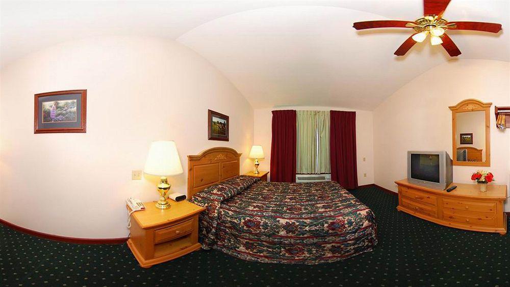Econo Lodge Inn & Suites Eau Claire Exterior photo