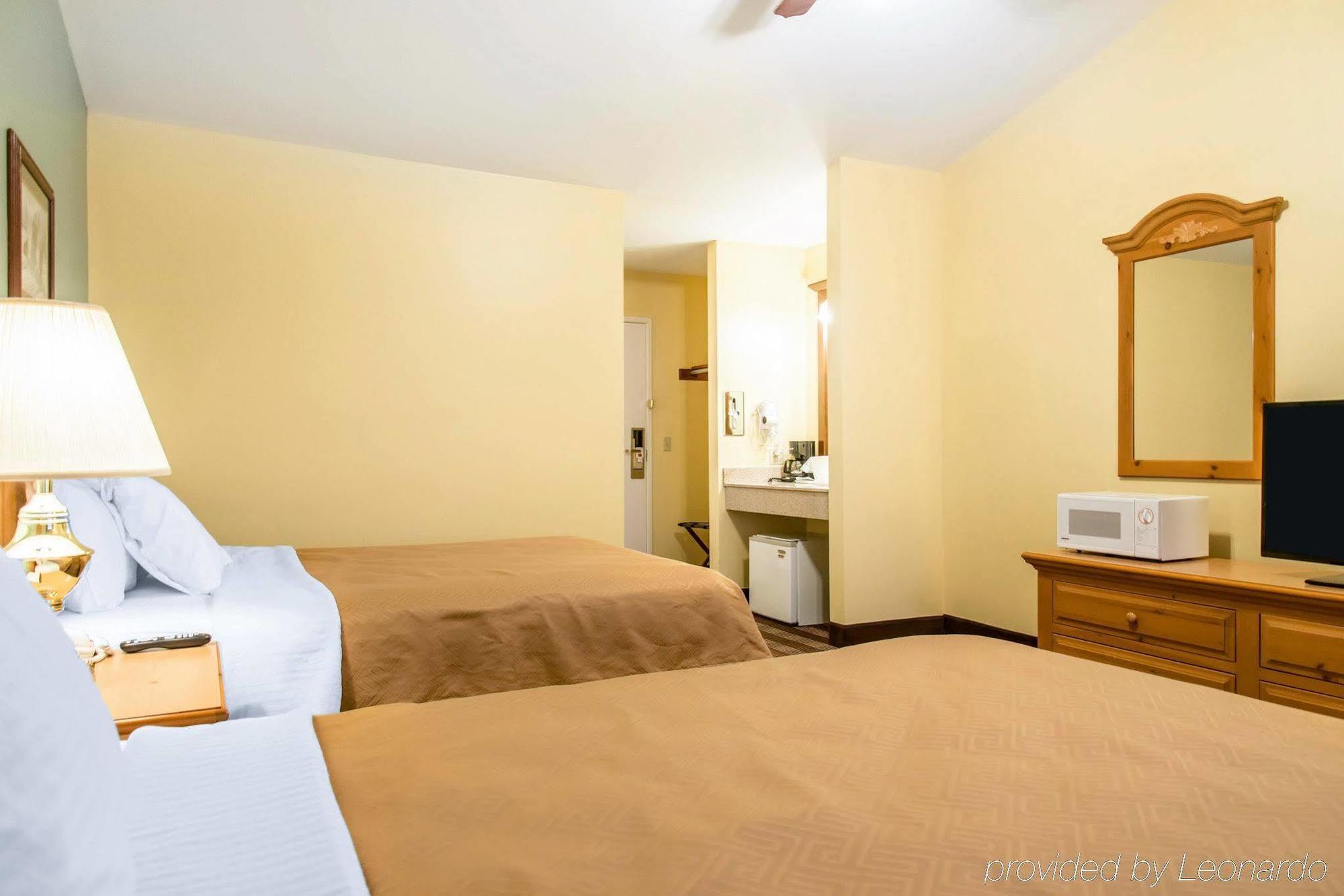 Econo Lodge Inn & Suites Eau Claire Exterior photo