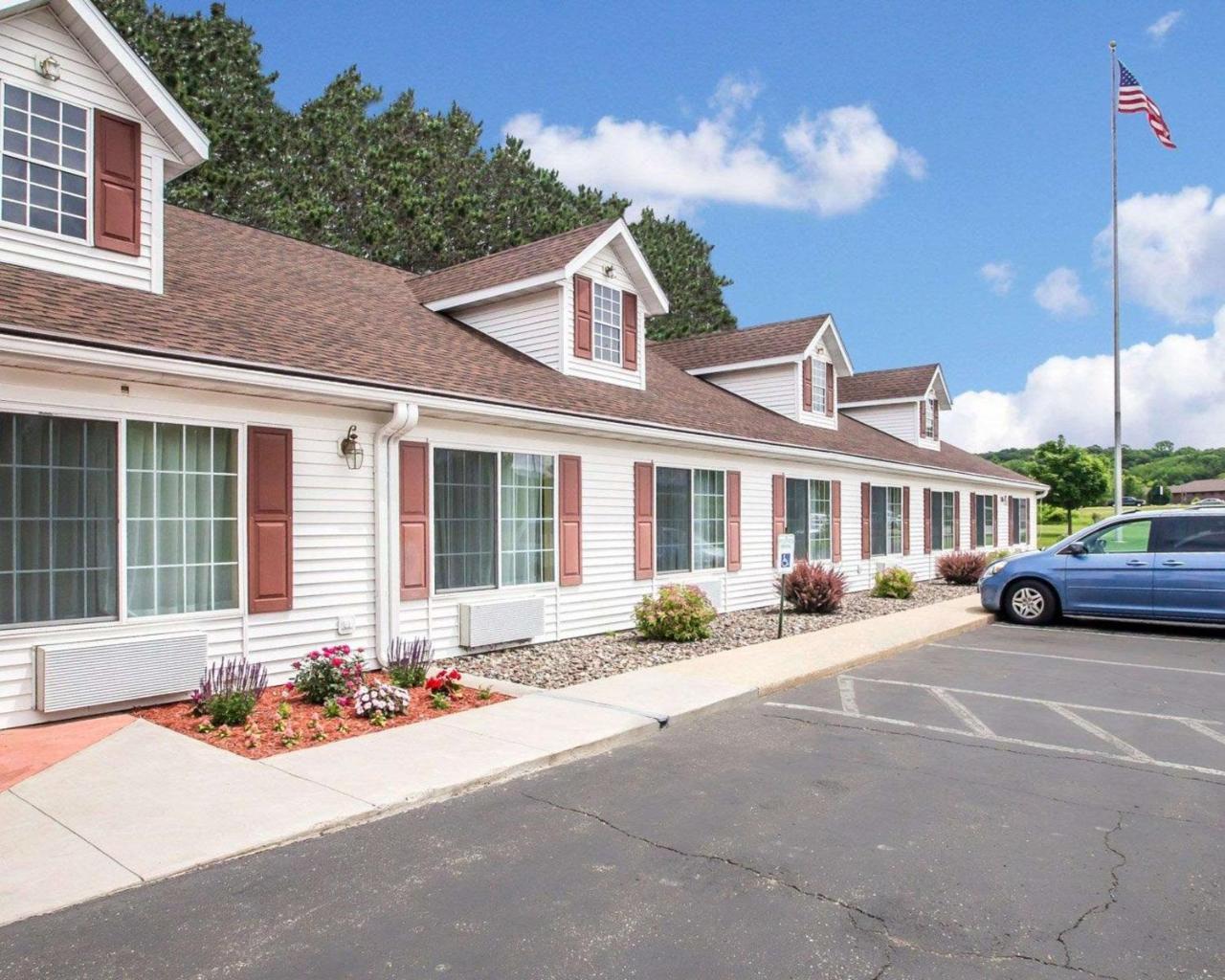 Econo Lodge Inn & Suites Eau Claire Exterior photo