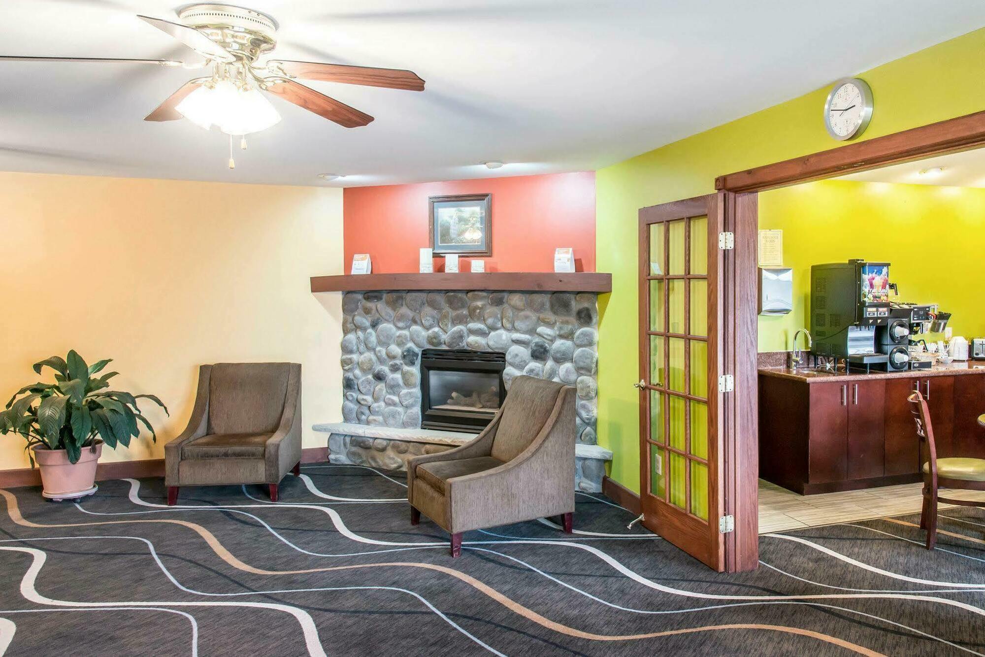 Econo Lodge Inn & Suites Eau Claire Exterior photo