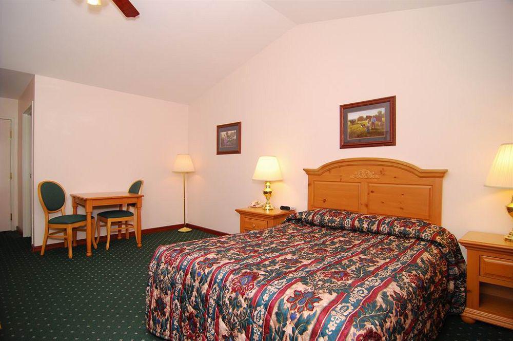 Econo Lodge Inn & Suites Eau Claire Exterior photo